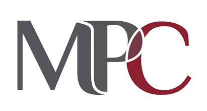 Logo do Ministério Público de Contas do Distrito Federal, contendo as letras M e P na cor cinza e a Letra C na cor Vermelha.
